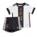Tyskland Mario Gotze #11 Replika Babytøj Hjemmebanesæt Børn VM 2022 Kortærmet (+ Korte bukser)